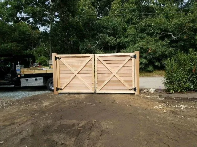 work photo from accuratefencecapecod.com