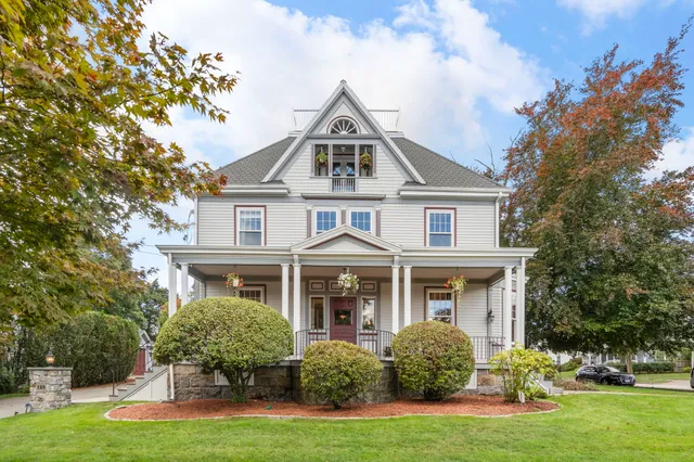 Colleen Foulsham Realtor work photo