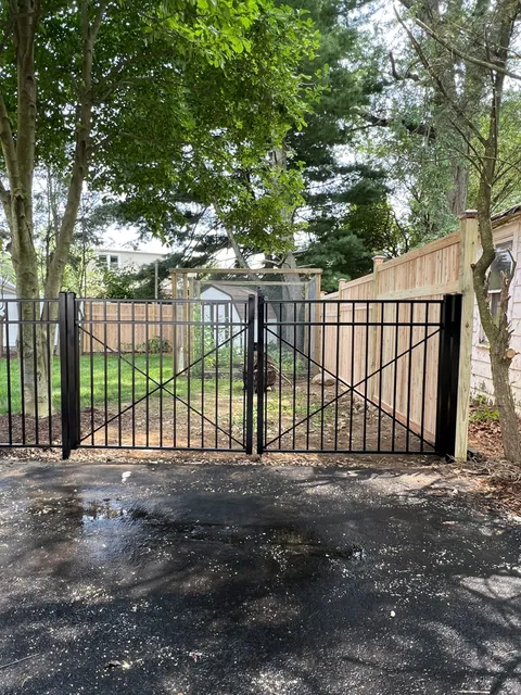 work photo from premiumfenceanddeck.com