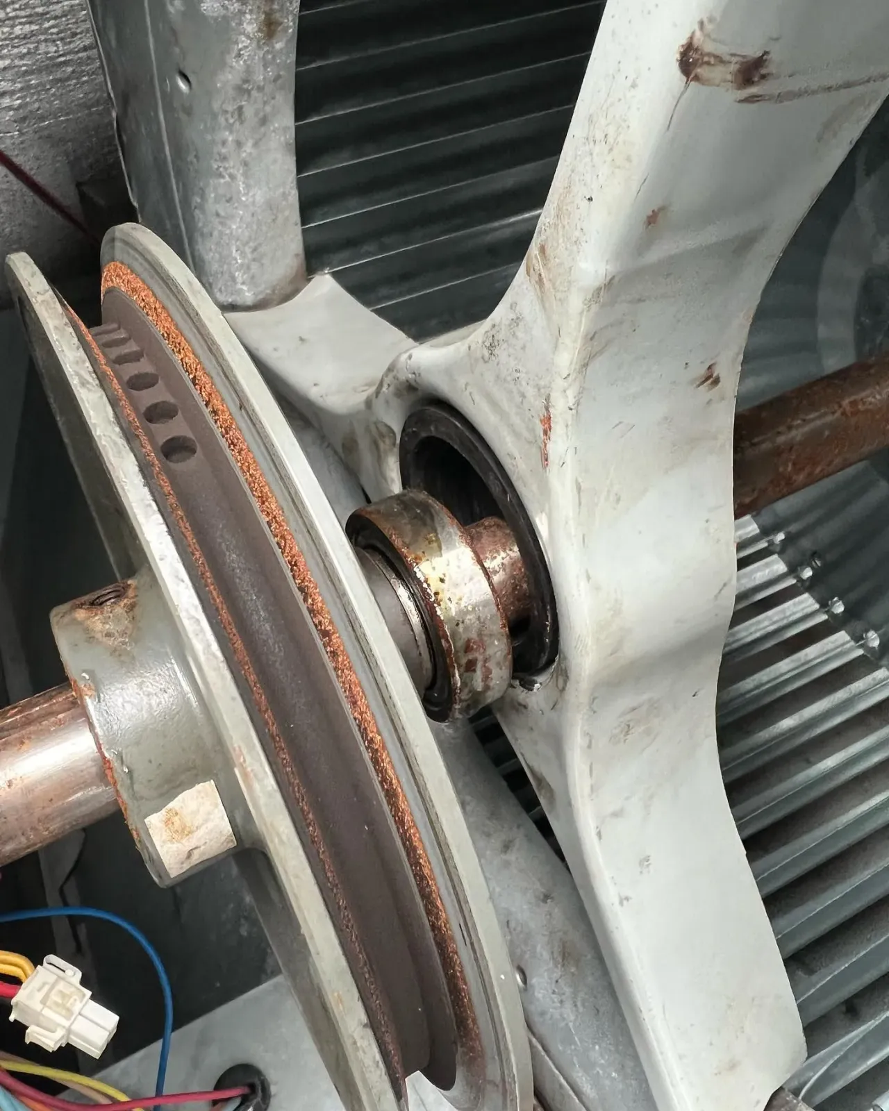 A close up of a pulley on a machine