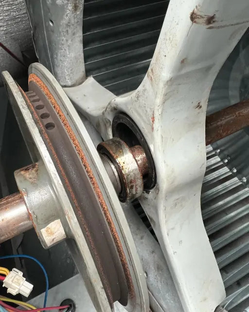 A close up of a pulley on a machine