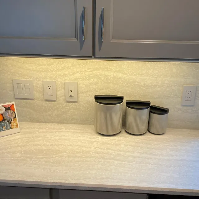 Lil&rsquo; kitchen electrical updates / 💡⚡️🔌

💡New undercab lighting
🔌New switch n plug Lutron Palladium color
🤙

🔥counter and solid slab backsplash