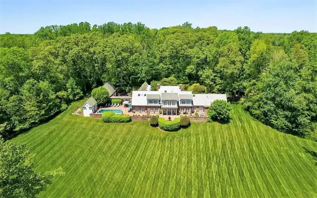 Luxurious house with a beautiful lawn