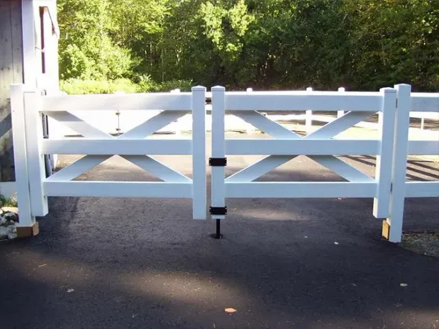 Vinyl Ranch and Diamond Rail — Barrington, NH — 125 Maintenance & Fence Inc