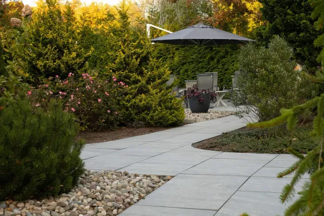 Curved porcelain paver walkway in Sharon, Massachusetts