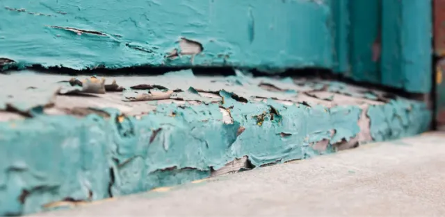 a lead paint on door frame cracking