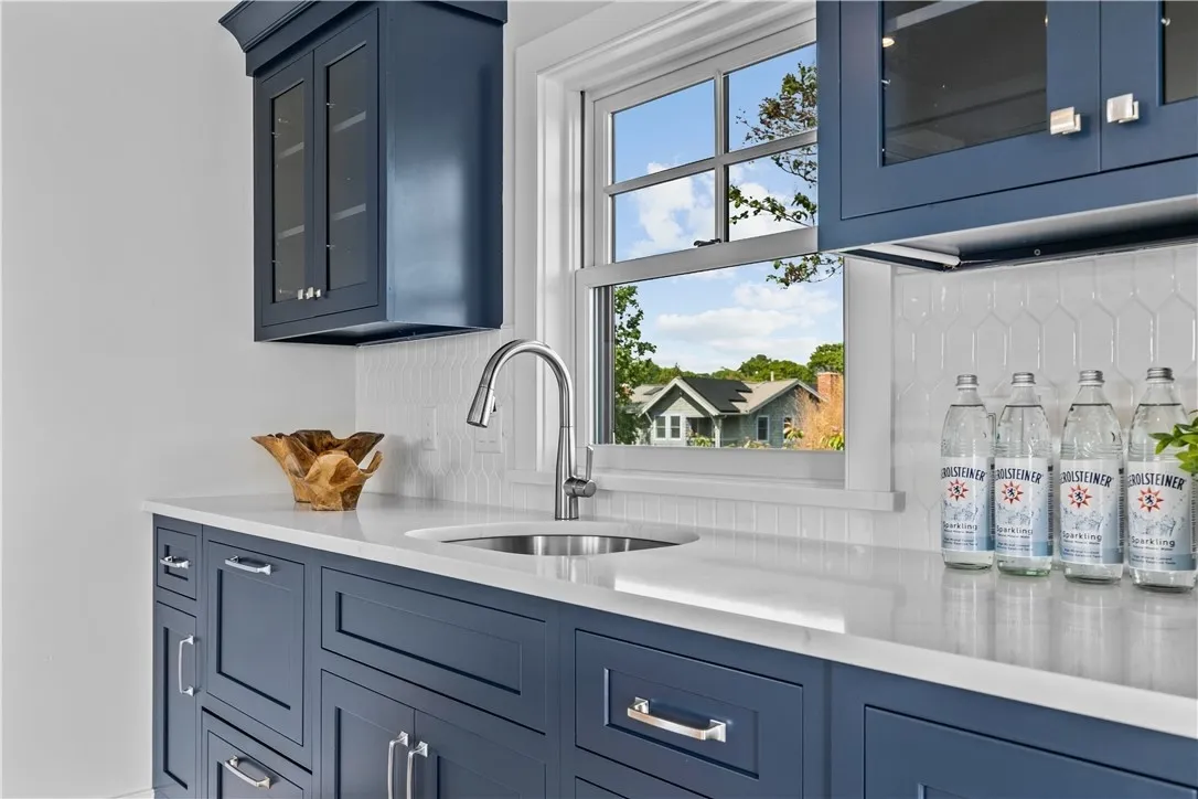 middletown-ri-ellery-wet-bar-blue-cabinets-countertops
