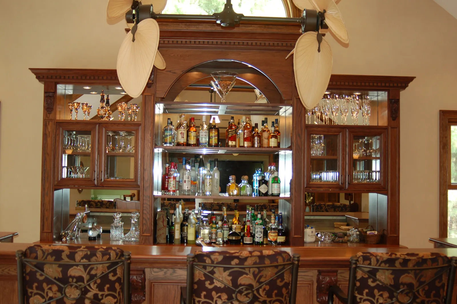 Custom built-in bar with mirrored back