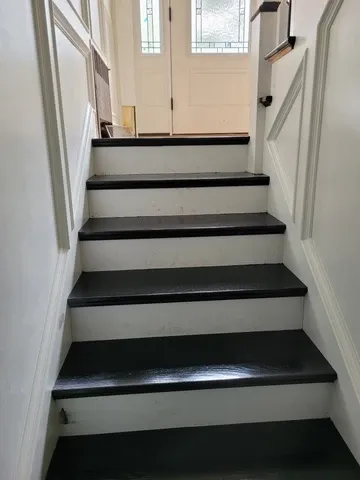 Staircase with black treads and white risers