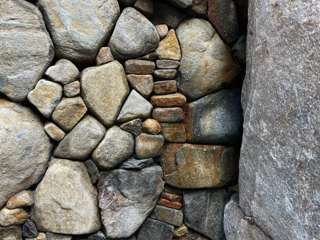 Stonemasonry Natural Stone Features Fieldstone Pattern Stone Fireplace.jpeg