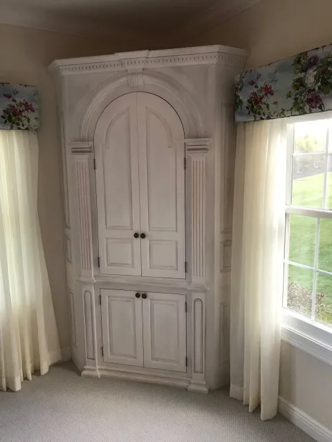 Classic Corner Hutch