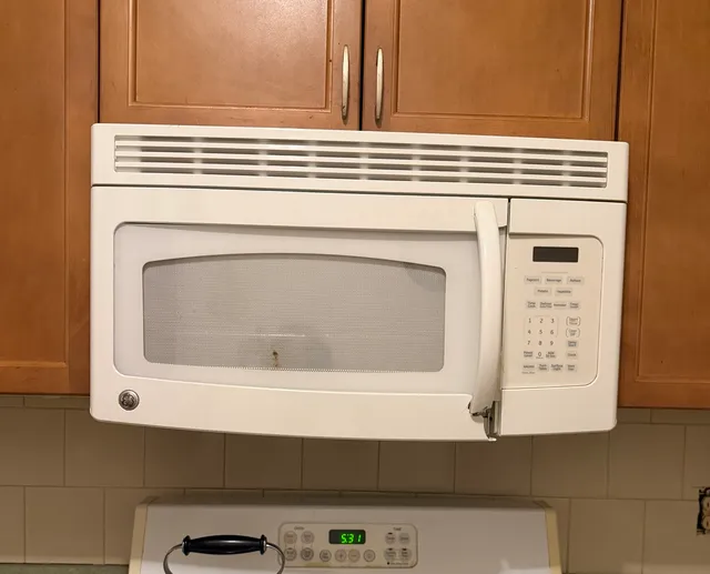 Microwave exterior after cleaning