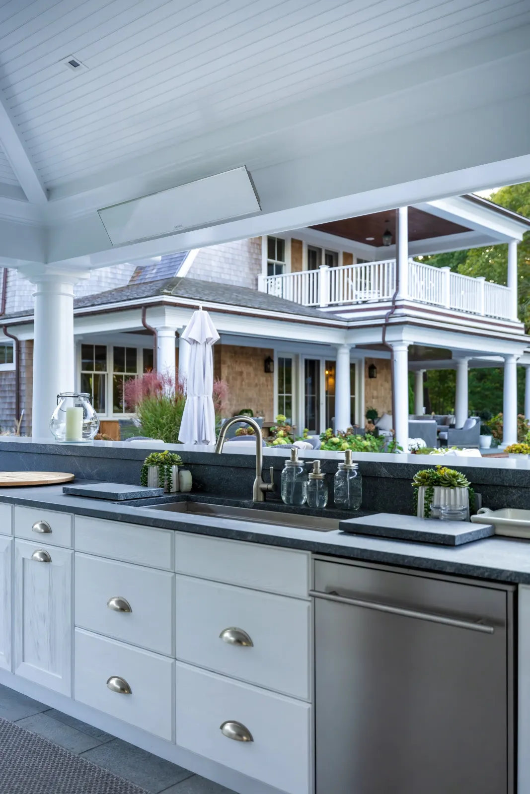 luxury-outdoor-kitchen.jpeg