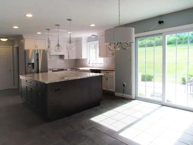 hrd-project-bright-twotone-kitchen