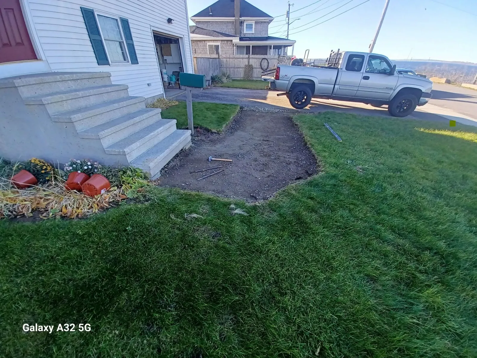 Before: Concrete steps with bare dirt garden bed