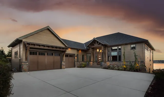 garage door, front view
