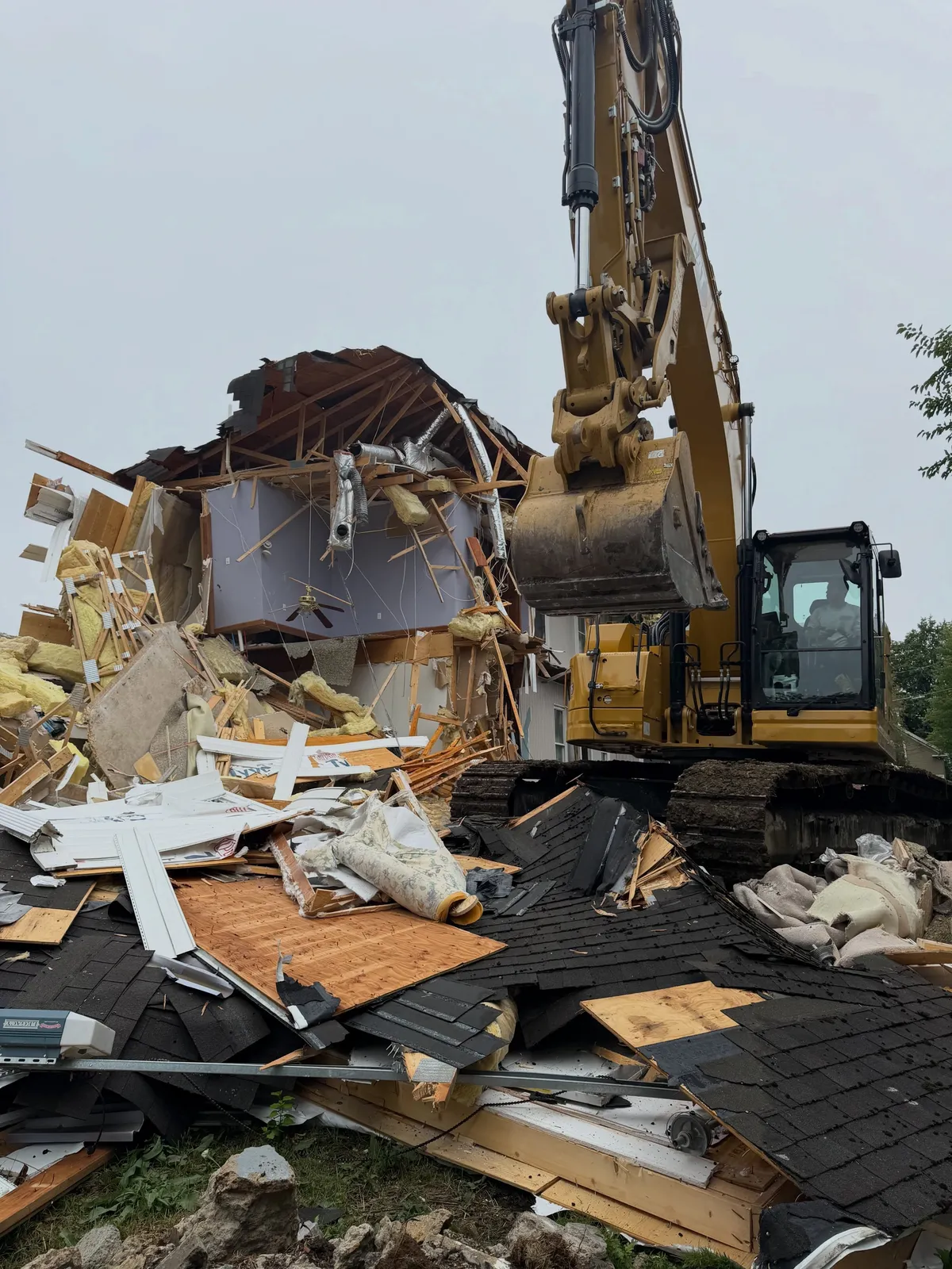 Alex getting surgical with the 335 per usual, tight quarters here with neighbors right on the property line. We are sure glad to have a beast of a machine like this for these big demo reaches. Blessed and thankful for it all 💪🏼 #RYBO #demolition #operator #groundupconstruction #development