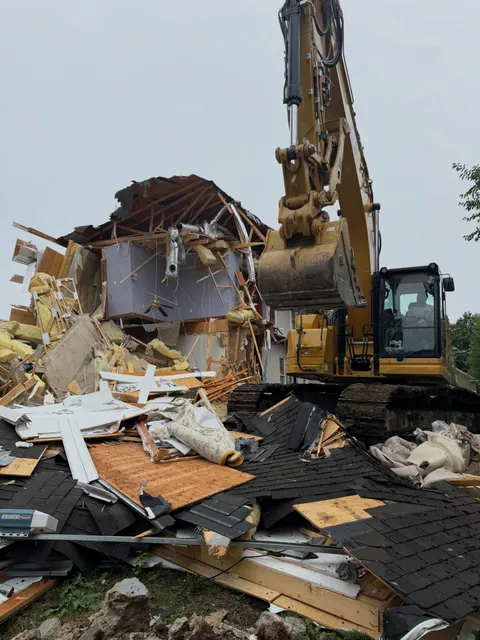 Alex getting surgical with the 335 per usual, tight quarters here with neighbors right on the property line. We are sure glad to have a beast of a machine like this for these big demo reaches. Blessed and thankful for it all 💪🏼 #RYBO #demolition #operator #groundupconstruction #development