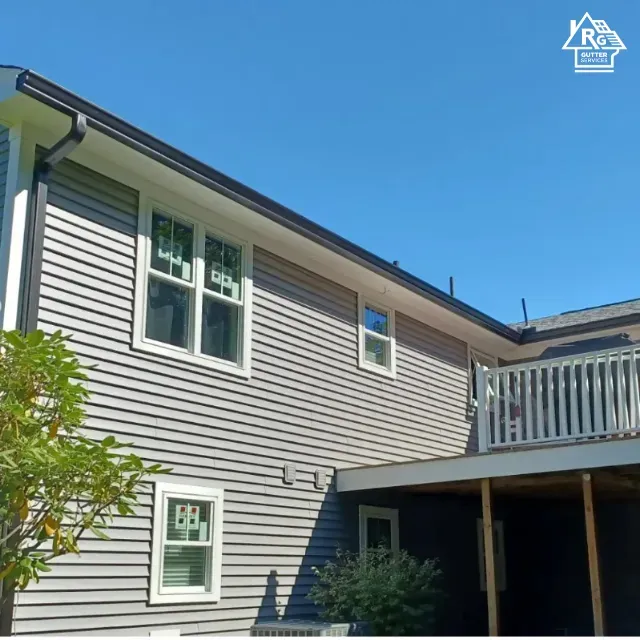 A house with a roof that has a r on it