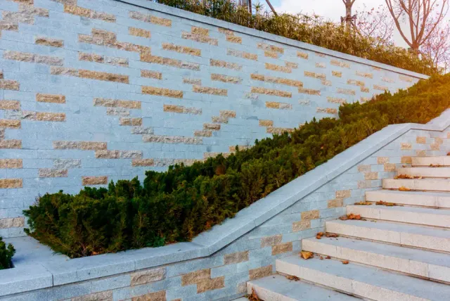 Stone & Retaining Walls