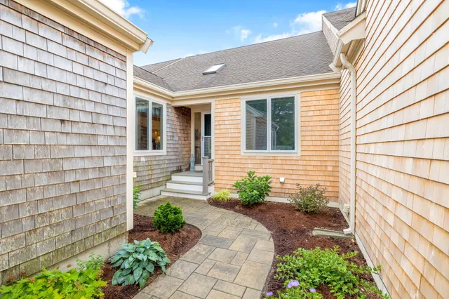 33 W WOODS Circle