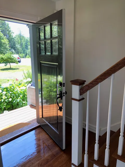 High gloss front door in “Iron Mountain” by Benjamin Moore. In FPE ECO Brilliant.