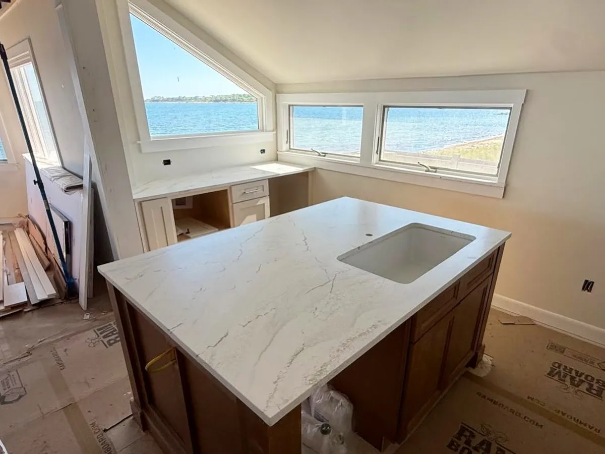 🌊 This beautiful water-view kitchen just got an upgrade with Inverness Everleigh in a matte finish from @cambriasurfaces 

📍Dartmouth, MA
