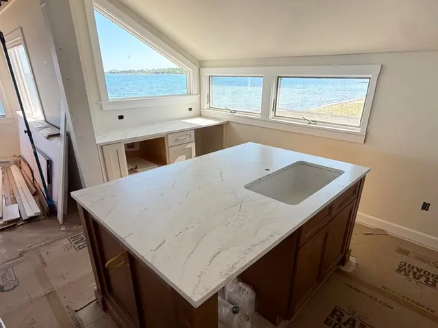🌊 This beautiful water-view kitchen just got an upgrade with Inverness Everleigh in a matte finish from @cambriasurfaces 

📍Dartmouth, MA