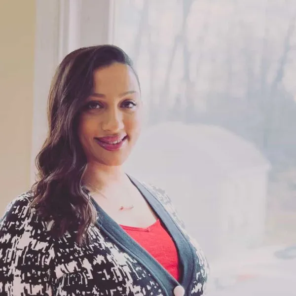 Andreia Oliveira, realtor, headshot