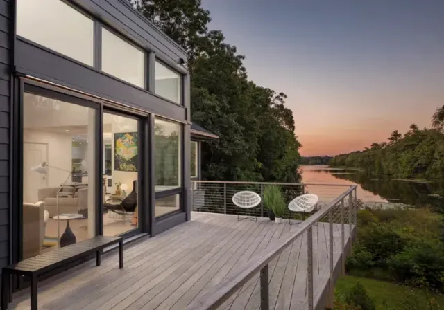 Auburndale-River-House-Exterior-Desk