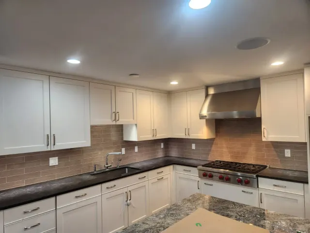 The same Greenwich CT kitchen with a taupe staggered porcelain backsplash installed