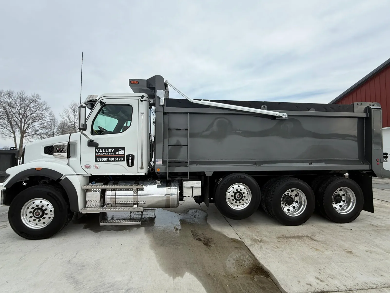 Trucking, Hauling, Aggregate, Milling, Paving, Dump Truck, tri-axle, triaxle, tandem axle, small truck, large trucks, material hauling.