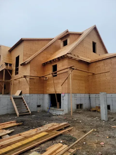 work photo from reyesroofingkings.com