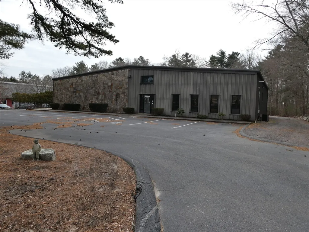 Opportunity to lease warehouse plus office space.  Three 12 ft overhead door, 400-amp service, clean building, several office spaces, one in mezzanine, zoning is Limited Industrial which allows many uses. The building is clear span, large rear yard. Highway access minutes away. Ventura Drive has a variety of mixed uses.