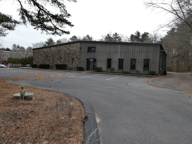 Opportunity to lease warehouse plus office space.  Three 12 ft overhead door, 400-amp service, clean building, several office spaces, one in mezzanine, zoning is Limited Industrial which allows many uses. The building is clear span, large rear yard. Highway access minutes away. Ventura Drive has a variety of mixed uses.