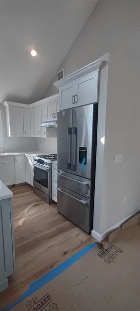 Kitchen & Dining Area Banquett Seated Island Soloution with a splash of color.