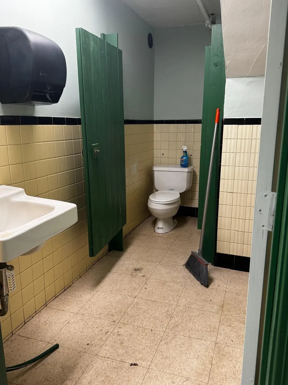 ✨ Before &amp; After Transformation! ✨
At NE Quality Cleaning Corp, we make the difference. From offices to schools and commercial spaces, our team delivers spotless cleaning results you can trust. 🧹✅

Looking for reliable cleaning services in Massa