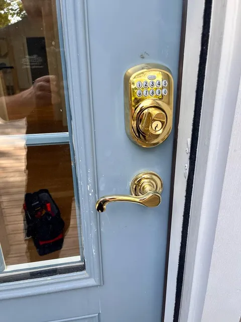 work photo from bluefinlocksmithandgaragedoors.com