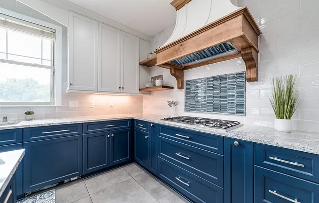Dark-blue-paint-on-bottom-kitchen-cabinets-1060x675