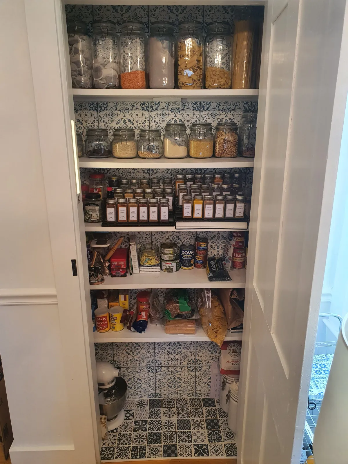 Pantry Makeover (Transformation).