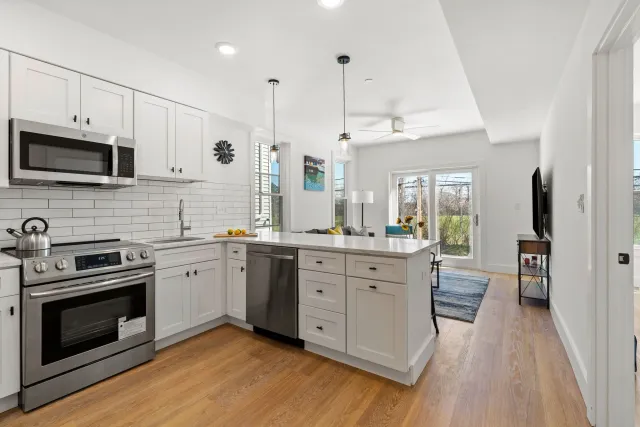 21-web-or-mls-BENNINGTON_UNIT1_KITCHEN A.jpg