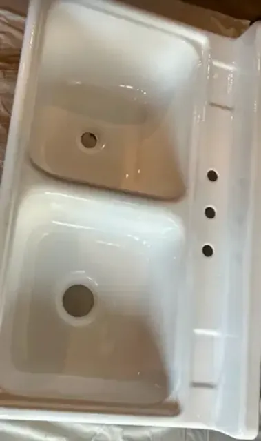 Double sink after refinishing with a clean glossy white finish
