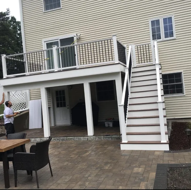 Deck em construção, materiais e estrutura no canteiro de obra