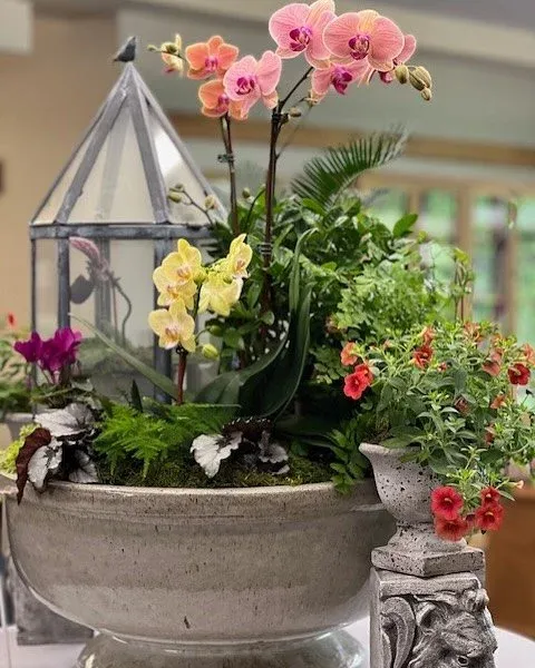 Honored to have participated in @wellesleyfreelibraryfoundation Books in Bloom again. We were thrilled to interpret The Lioness of Boston by local Newton author Emily Franklin and celebrate the iconic Isabella Stewart Gardner #thelionessofboston #isa