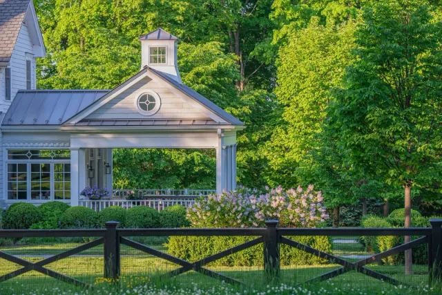 A garden in conversation with the architecture.
Layered greens, seasonal bloom, and a sense of calm that carries from porch to landscape &mdash; with a hint of spring in the air.
Photo @jorgeggphotography 
Team credits @sandovalslm @summerrainsprinkl
