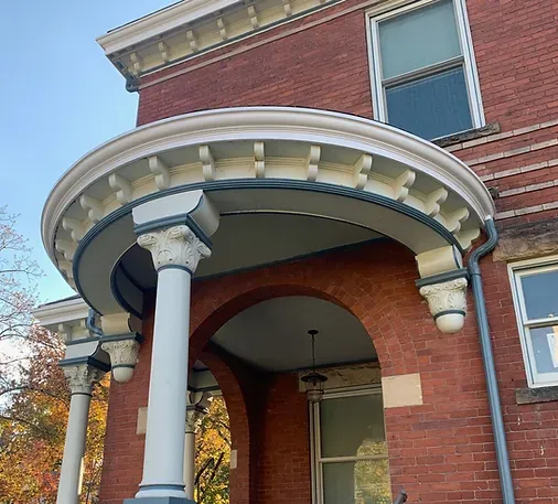Curved radius gutter in traditional profile