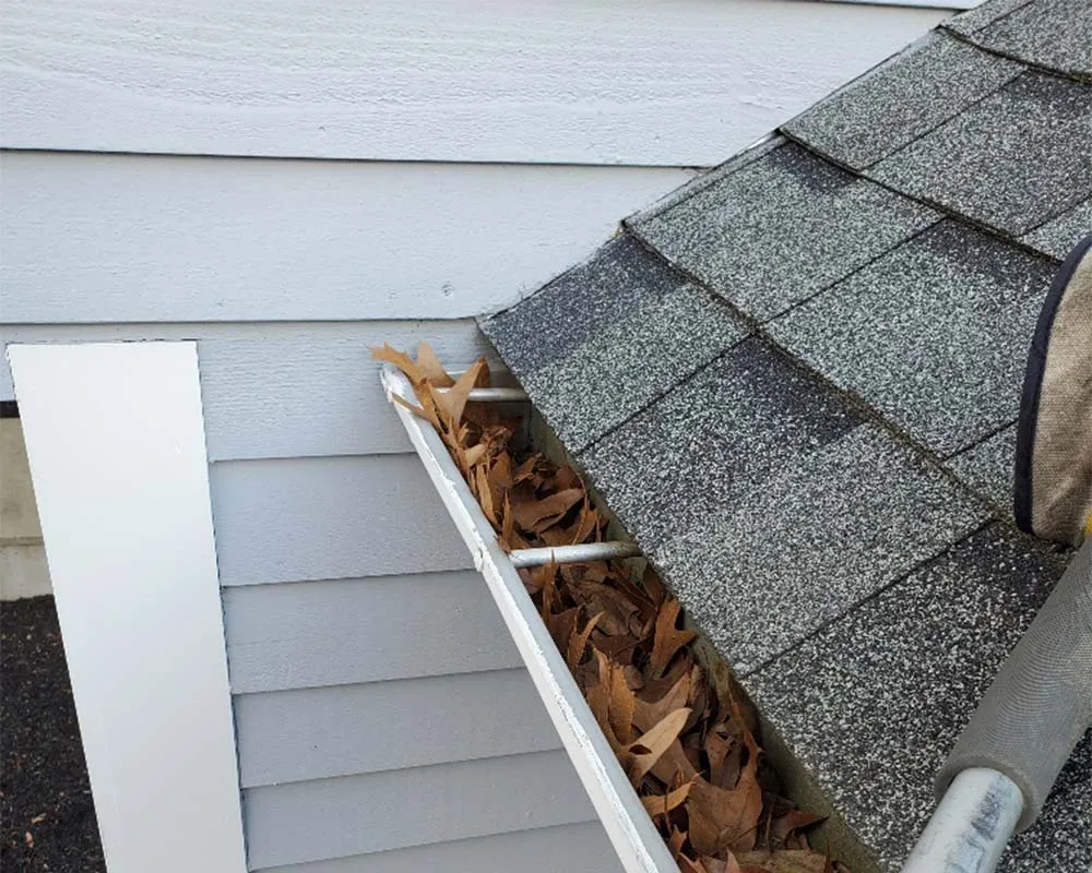Clogged gutters before being cleaned