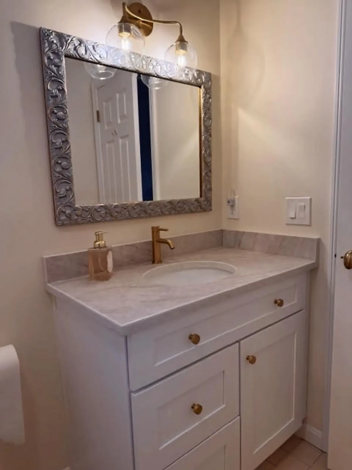 A final shot of this classic Taj Mahal Quartz vanity 🪞

Supplied by @veronagraniteandmarble