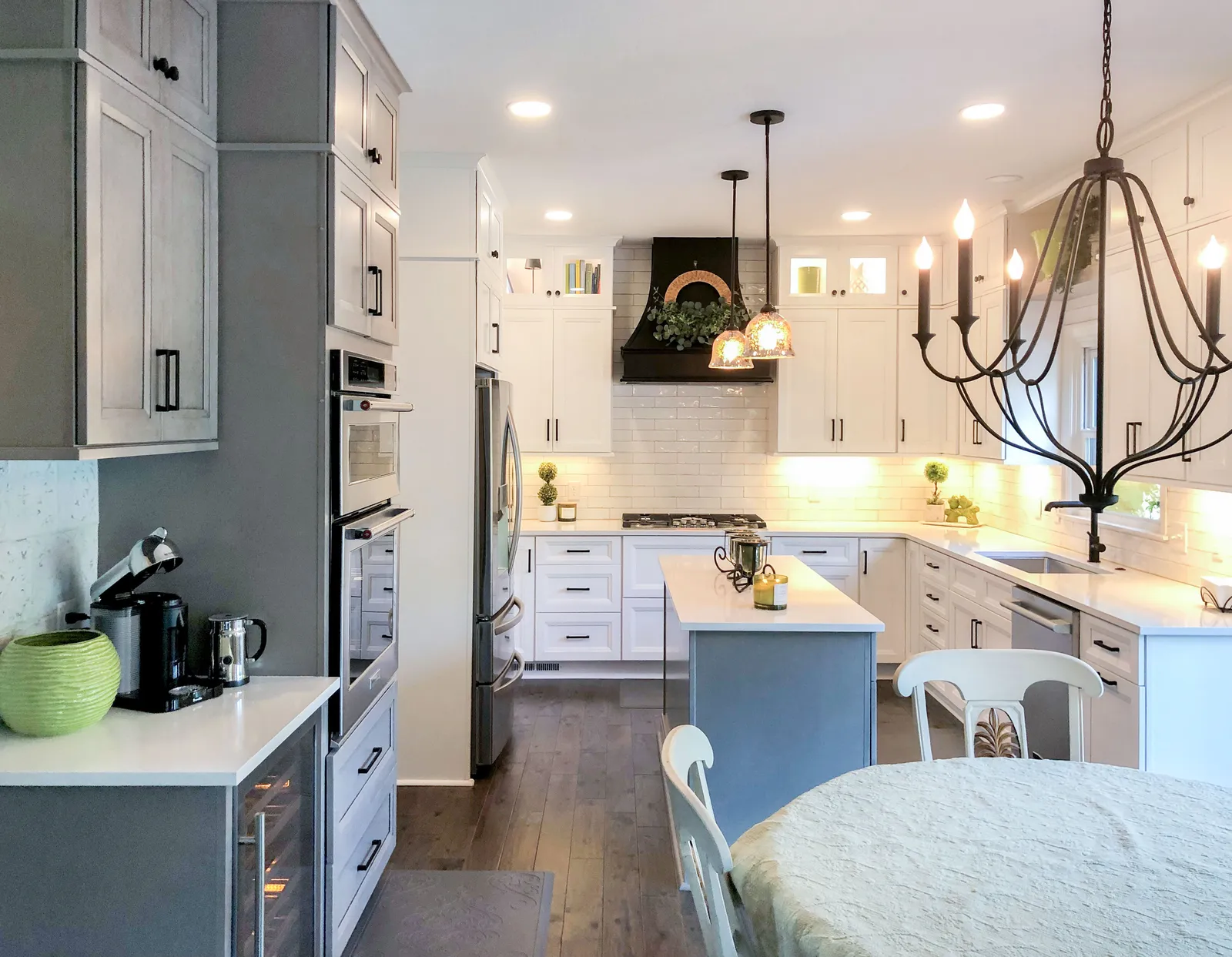 Fabuwood Cabinets. Double stack cabinets, cabinet lighting, recessed panel. Pental Quartz – Cotton White countertop. Black Top Knobs hardware. Black Brizo faucet.