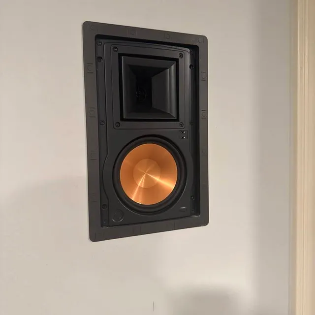 Flush-mounted in-wall speaker